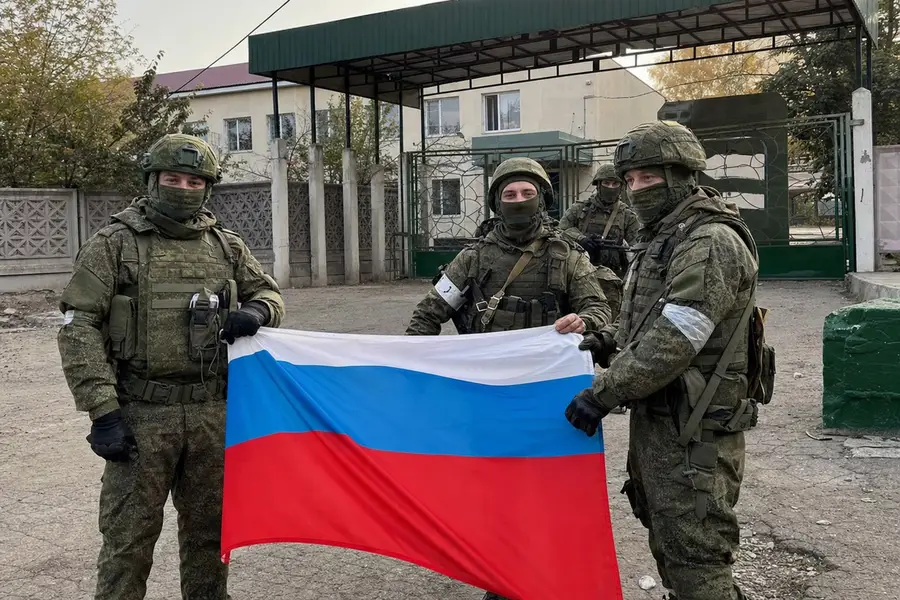 Бойцы с флагом у КПП