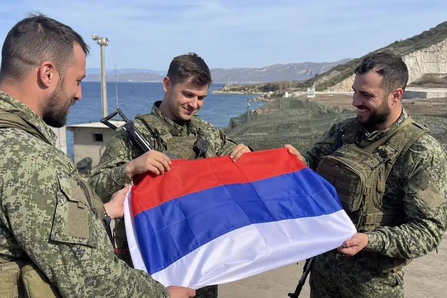 Бойцы с флагом на побережье